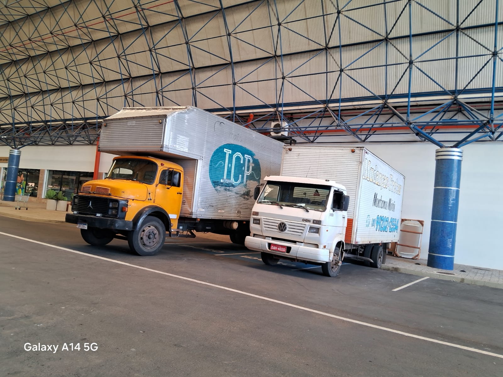 Caminhões da Transportadora Xavier prontos para mudanças